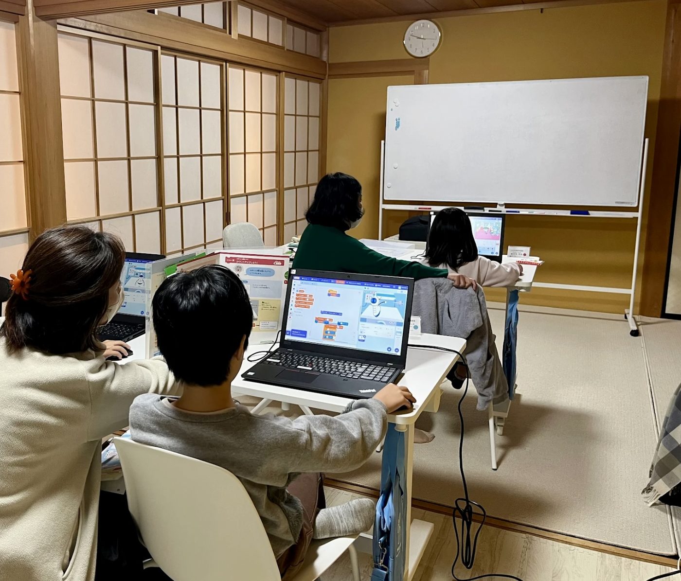 こどもプログラミング教室で学ぶ子どもたち（気仙沼中央教室）
